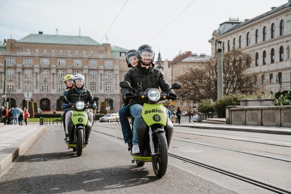 Do práce i na schůzku na skútru